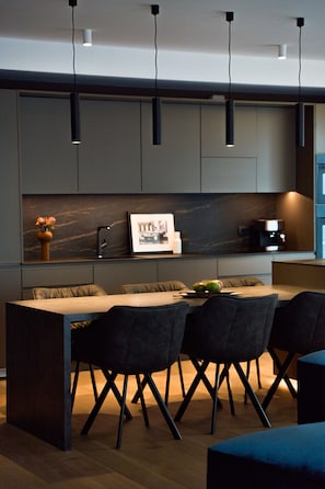 Appartement Sénior, 2 chambres | Cuisine privée | Surface de cuisson, vaisselle et ustensiles, congélateur