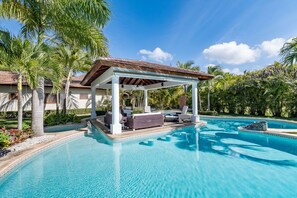 Outdoor pool, free cabanas, sun loungers - Beautiful Villa with Pool Gym and Maid (Punta Cana)