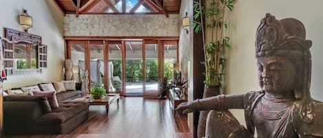 Villa, 4 soverom, privat basseng, gårdsplassområde | Oppholdsområde | En 42-tommers Flatskjerm-TV med kabel-kanaler samt TV