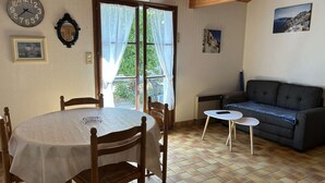 Dining - Cozy 2-BR House Near Beach with Garden, BBQ, and Terraces - Sleeps 4 (Noirmoutier-en-l'Île)