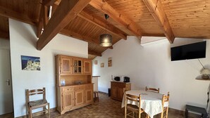 Interior - Cozy 2-BR House Near Beach with Garden, BBQ, and Terraces - Sleeps 4 (Noirmoutier-en-l'Île)