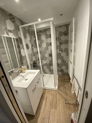 Een douche, een haardroger, handdoeken, zeep