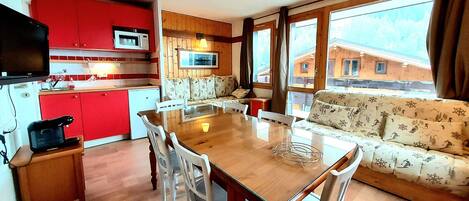 Frigorifero, microonde, piano cottura, lavastoviglie