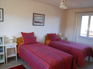 4 bedrooms, iron/ironing board, travel cot, free WiFi