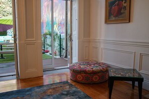 Lobby sitting area - Rosalma Hostel (Porto)