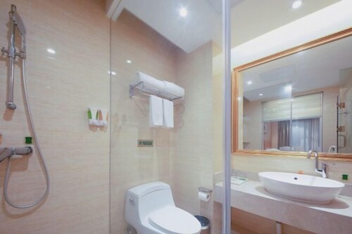 Vienna Hotel Shanghai Gucun Park