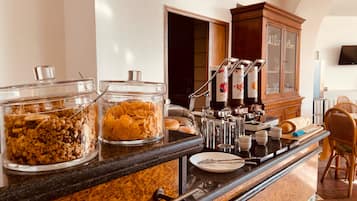 Café da manhã com buffet todos os dias (EUR 15.00 por pessoa)