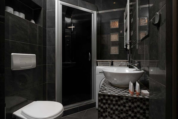 Dusche, Haartrockner, Handtücher, Shampoo