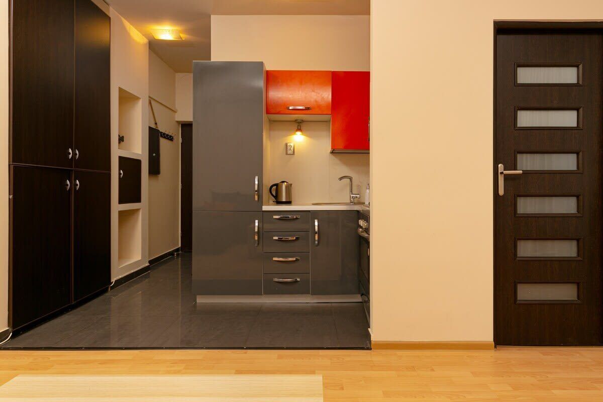 Kühlschrank, Ofen, Herdplatte, Kochgeschirr/Geschirr/Besteck