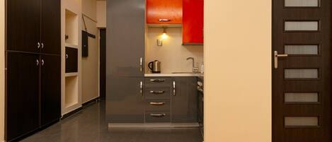 Fridge, oven, stovetop, cookware/dishes/utensils