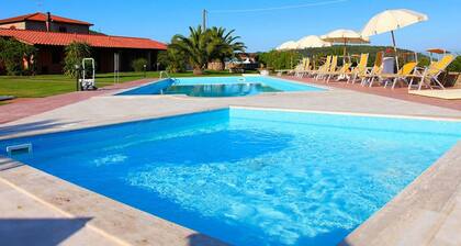 Cozy Tuscan apartment with pool by the sea!