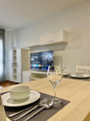 50-inch Smart TV with digital channels, TV, pay movies - Suitel García Barbón 73 - Love your Stay (Vigo)