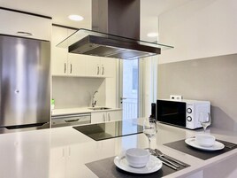 Frigorífico grande, microondas, horno y placa de cocina