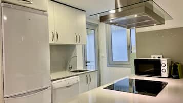 Full-sized fridge, microwave, oven, stovetop