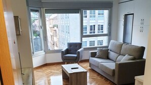 Un salon moderne avec un canapé, un fauteuil et une table basse.