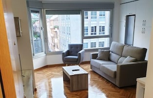 Apartamento Business | Sala de estar | Smart TV de 50 pulgadas con canales digitales, una televisión