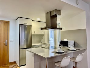 Full-sized fridge, microwave, oven, stovetop