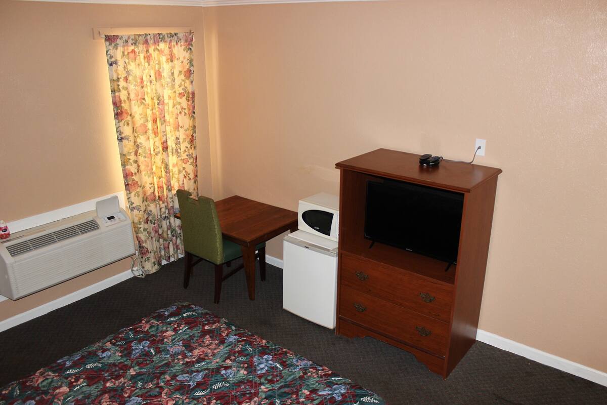 business double room | premium bedding, pillow-top beds, individually decorated