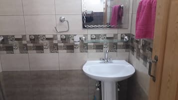 Habitación doble estándar | Baño | Regadera, amenidades de baño gratuitas, toallas