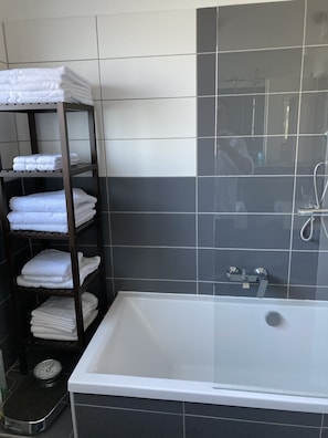 Kombinert dusj/badekar, hårføner, håndklær og såpe