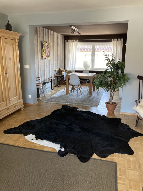 3 Schlafzimmer, Schreibtisch, Bügeleisen/Bügelbrett, Reisekinderbett