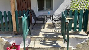 Family Townhome | Terrace/patio - maison de roche (Nea Propontida)