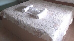 Family Townhome | 1 bedroom - maison de roche (Nea Propontida)