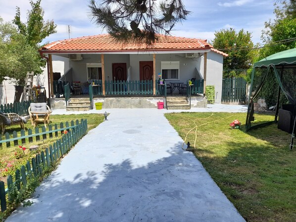 Exterior - maison de roche (Nea Propontida)