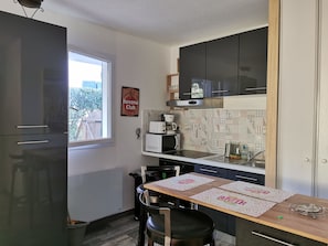 Réfrigérateur, micro-ondes, plaque de cuisson, cafetiÚre/bouilloire