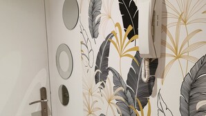 A bathroom with a white door, a towel rack, and a mirror. - Biarritz charming two-room apartment with garden and parking! (Biarritz)