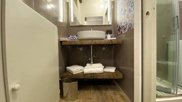 Doccia, asciugacapelli, bidet, asciugamani