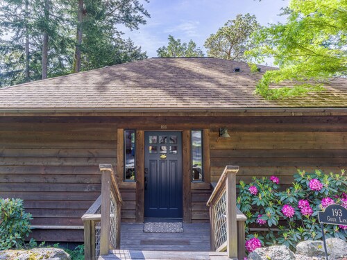 Beautiful Water Views, Pet- Friendly, Close to Town, Beaches, Hiking, Kayaking
