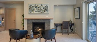 Luxe Waterfront, Private Beach, Golfing, Hiking, Spacious Living, Close to Town