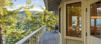 Luxe Waterfront, Private Beach, Golfing, Hiking, Spacious Living, Close to Town