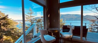 Luxe Waterfront, Private Beach, Golfing, Hiking, Spacious Living, Close to Town