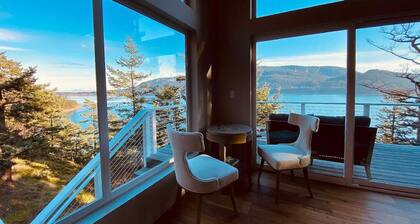 Luxe Waterfront, Private Beach, Golfing, Hiking, Spacious Living, Close to Town