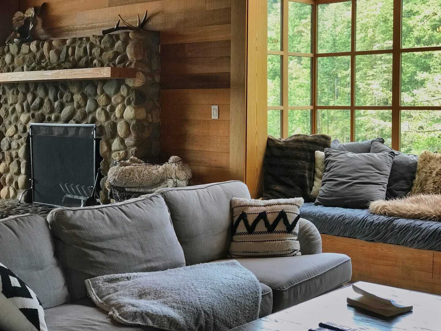 Älytelevisio, takka, DVD-soitin, kirjoja