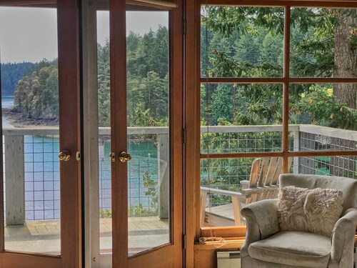 Grindstone Harbor House: Waterfront Privacy,Hot Tub, Mooring, Gated Estate with mature gardens, Close to the Ferry.