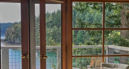 Grindstone Harbor House: Waterfront Privacy,Hot Tub, Mooring, Gated Estate with mature gardens, Close to the Ferry.