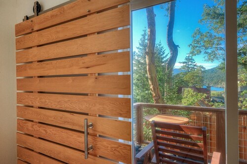 Bright, Contemporary, Private, Walk to Shops, Cafe and Beaches 