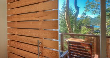 Bright, Contemporary, Private, Walk to Shops, Cafe and Beaches