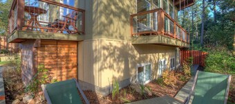 Bright, Contemporary, Private, Walk to Shops, Cafe and Beaches 