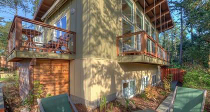 This house is a 2 bedroom(s), 1.5 bathrooms, located in Eastsound, WA.