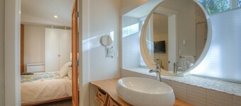 Bright, Contemporary, Private, Walk to Shops, Cafe and Beaches