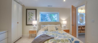 Bright, Contemporary, Private, Walk to Shops, Cafe and Beaches