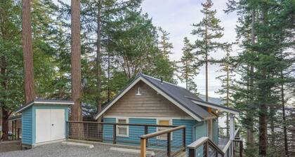 Water View, Impeccable Studio Cottage overlooking East Sound, Walk to Town, Close to Everything!