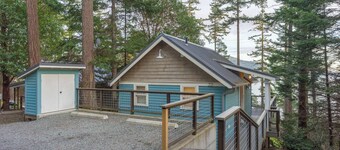 Water View, Impeccable Studio Cottage overlooking East Sound, Walk to Town, Close to Everything!