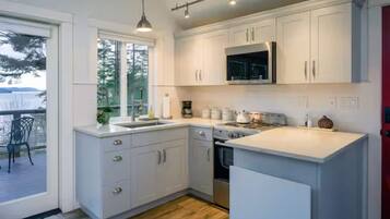 Refrigerador, microondas, horno y parrilla de estufa