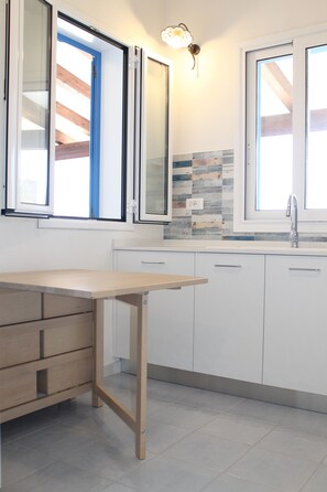 Douche, sèche-cheveux, bidet, serviettes fournies