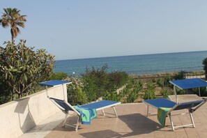 Terrace/patio - "Villa Angela", a terrace overlooking the sea. (Marina di Modica)